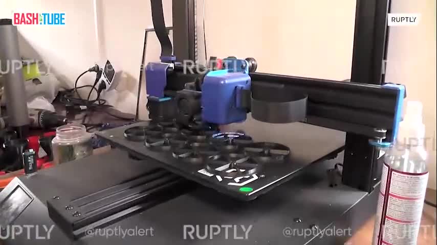 ⁣ Многодетный отец из Крыма изготавливает на 3D-принтере боевые и медицинские изделия для нужд военных в зоне СВО