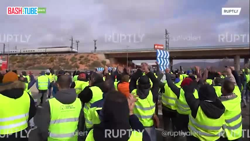  Испанские фермеры перекрыли шоссе в Рекене, протестуя против сельскохозяйственной политики Евросоюза