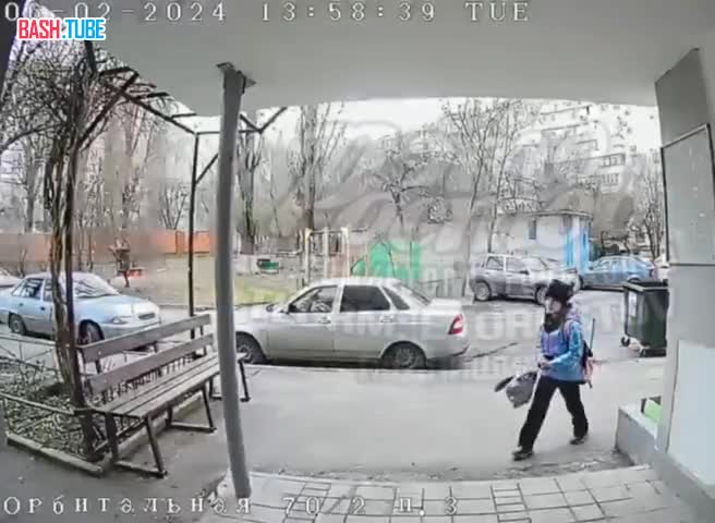 ⁣ В Ростове мужчина пытался зайти в подъезд за школьницей, но ее спас случайный прохожий