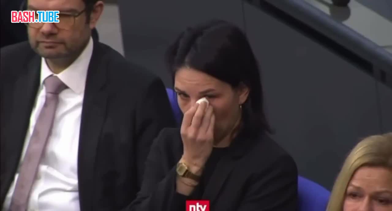 ⁣ Глава МИД Германии и внучка нациста Анналена Бербок плачет на сессии в Бундестаге, посвященной Холокосту