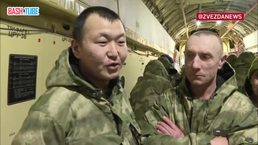  Освобожденные из украинского плена военные не скрывают своей радости, что наконец-то вернулись домой