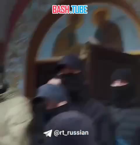 ⁣ Прихожане в Черновицкой области Украины со слезами пытались отстоять храм УПЦ в селе Ленковцы