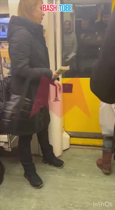  В вагоне Московского метро произошла драка двух женщин из-за того ,что одной не понравилось то, как стоит другая