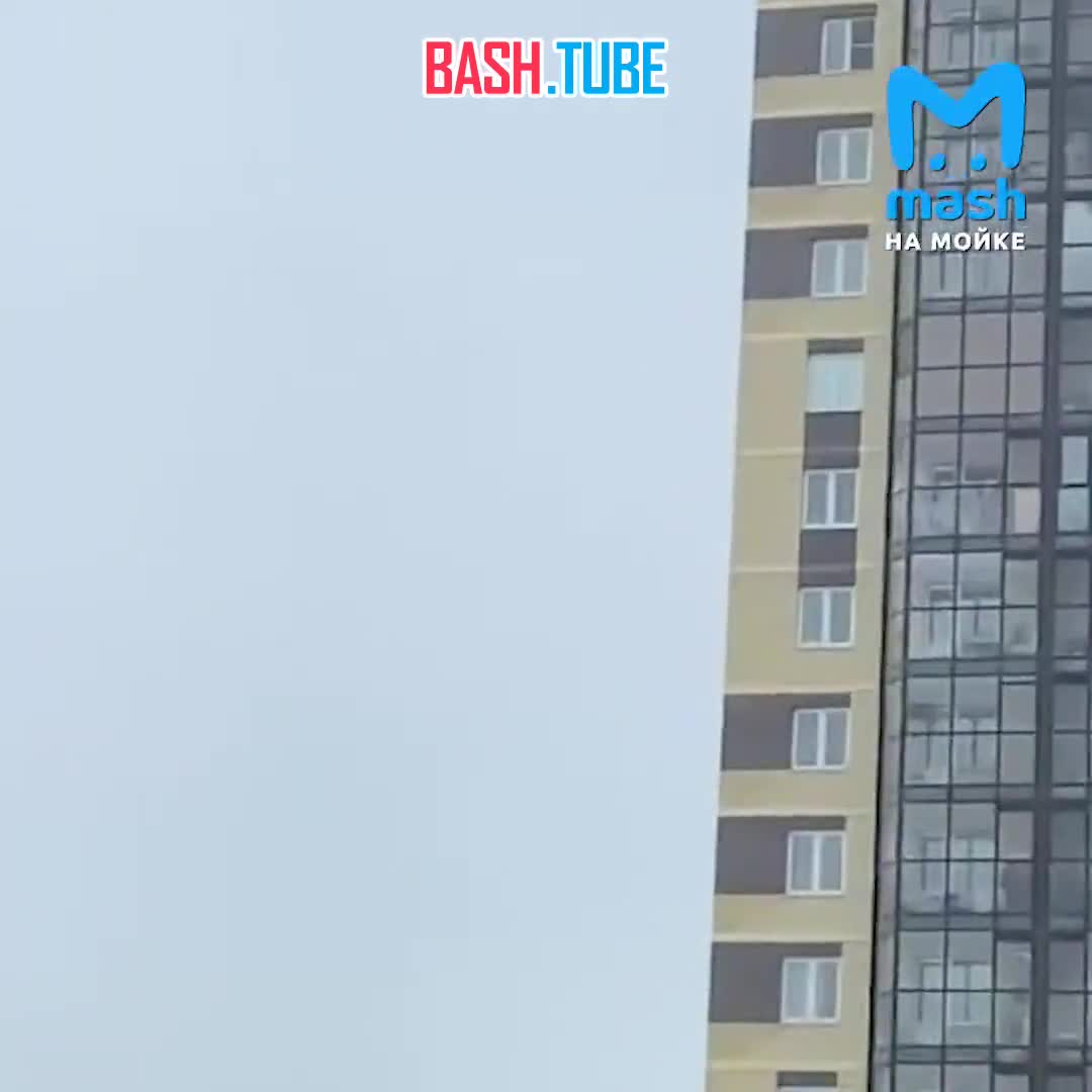 ⁣ Жители многоэтажки в Рыбацком решили полетать на парапланах