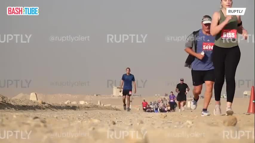 ⁣ Бегуны со всего мира приняли участие в ежегодном забеге у египетских пирамид в Гизе