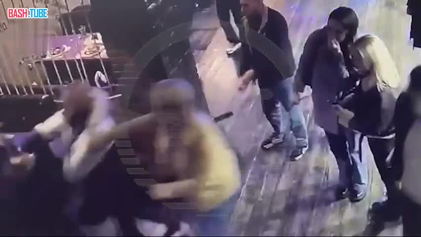⁣ Участника СВО на костылях избила пьяная толпа в баре на Ставрополье