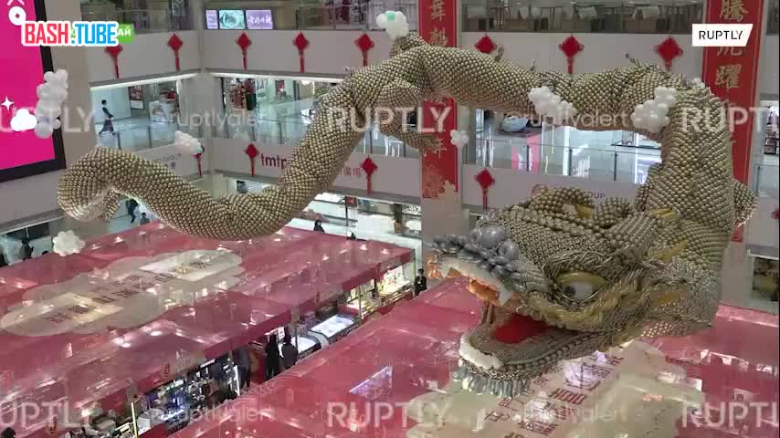 ⁣ Китайский дракон поселился в гонконгском торговом центре