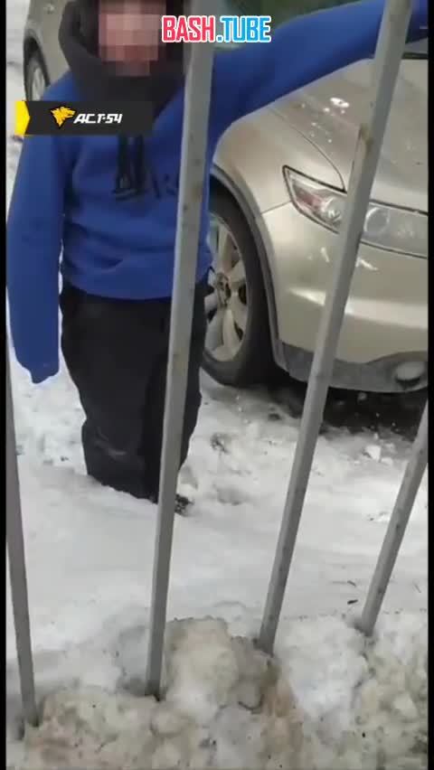 ⁣ В Новосибирске школьник ломает чужой припаркованный автомобиль