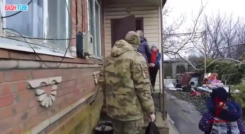⁣ Росгвардейцы доставили гуманитарную помощь многодетным семьям Донбасса