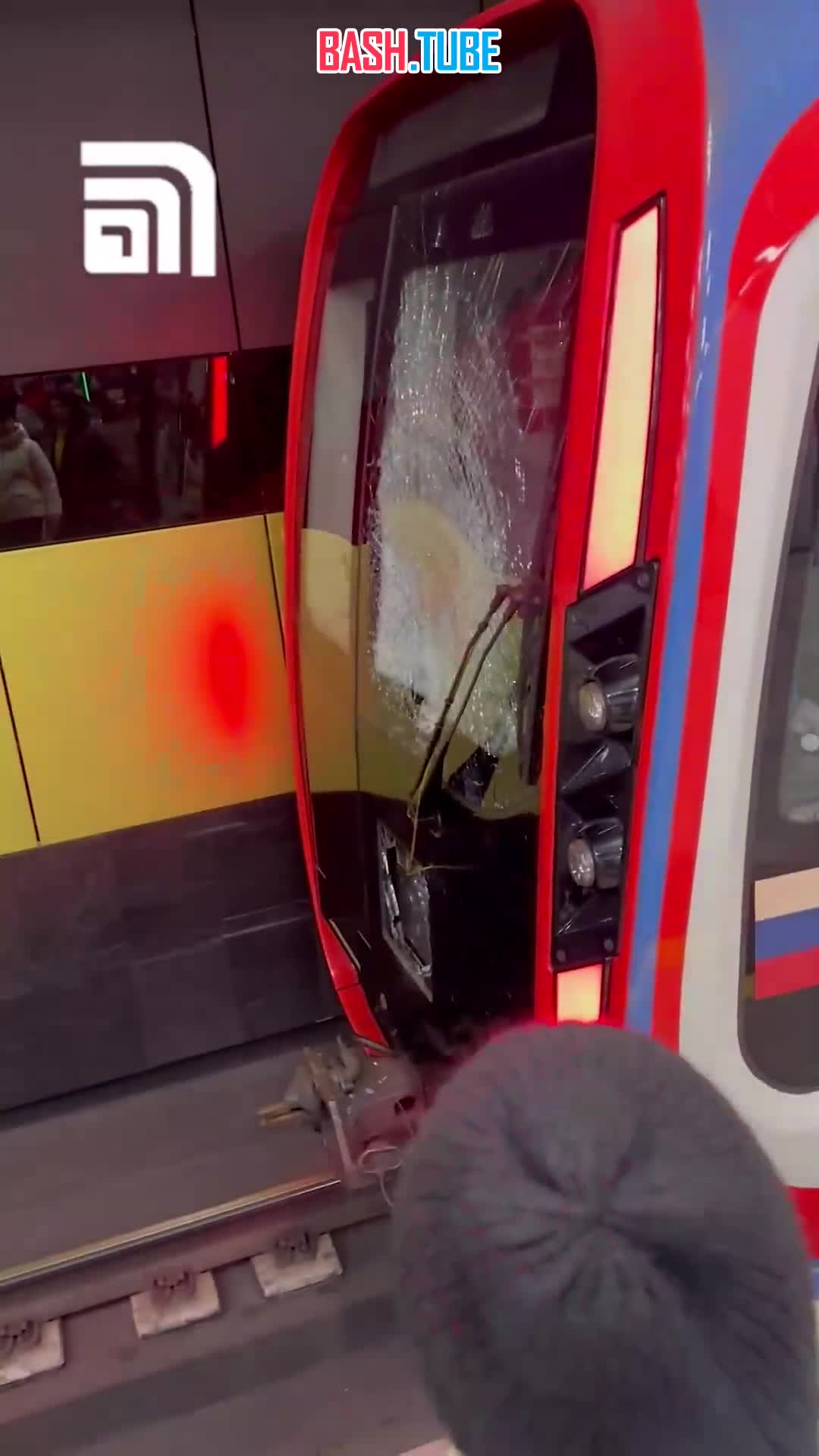 ⁣ Поезд с разбитым лобовым стеклом в метро Москвы