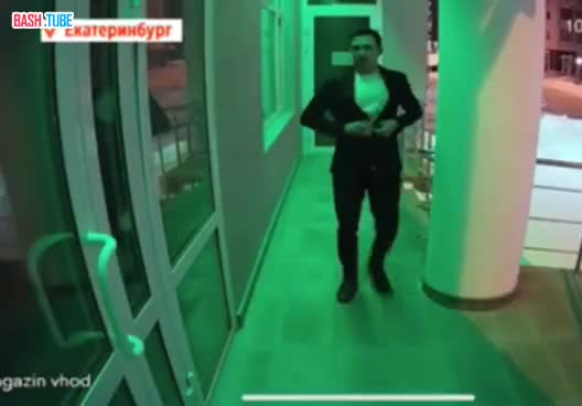 ⁣ Мужчина в деловом костюме напал на дверь больницы на улице Энгельса в Екатеринбурге