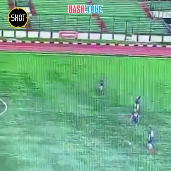 ⁣ Футболиста убило молнией во время матча в Индонезии