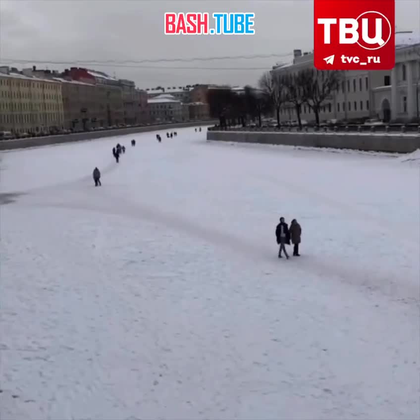 ⁣ Питерские спасатели разгоняют любителей погулять по льду, преследуя их на воздушной подушке