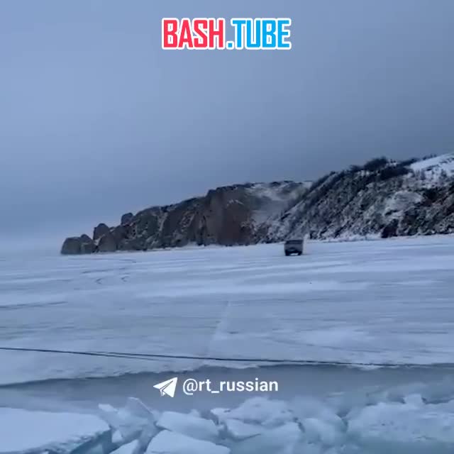 ⁣ «Буханка» на скорости пролетела через трещину на Байкале