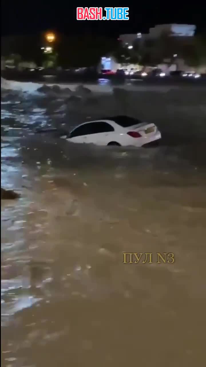 ⁣ Сильное наводнение из-за проливных дождей охватило несколько районов Омана