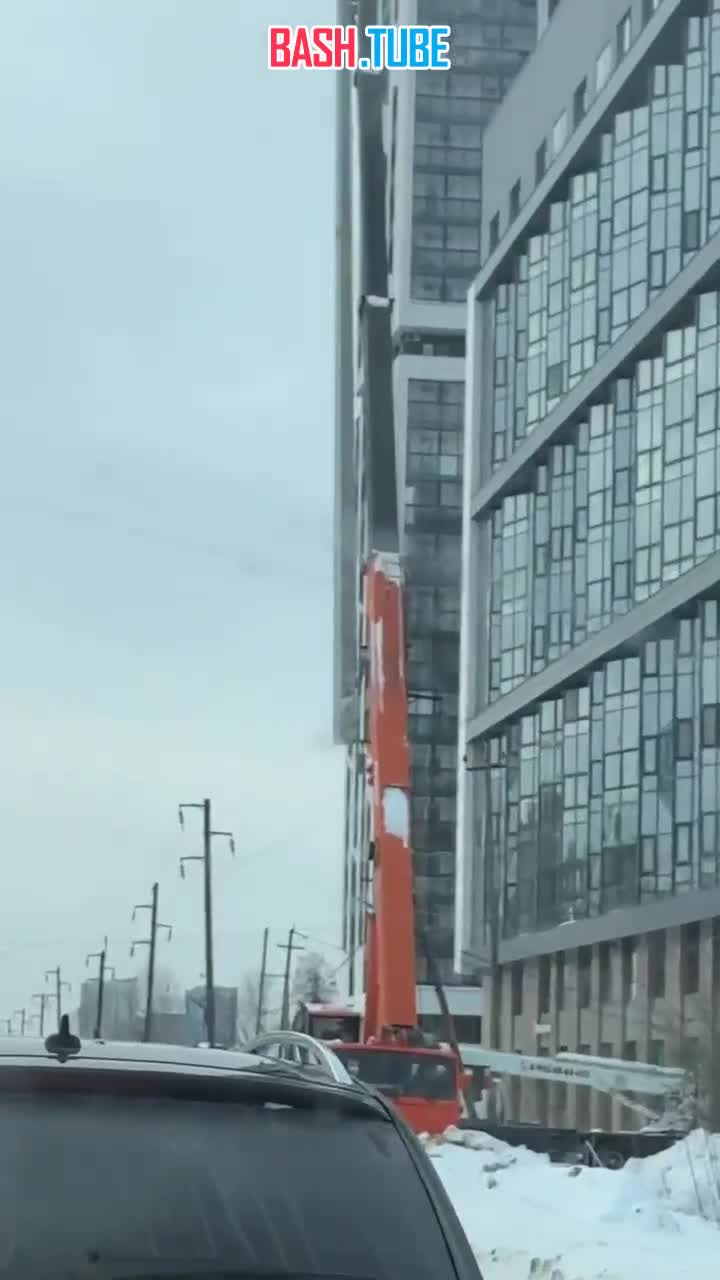 ⁣ В Екатеринбурге бетонная свая упала с высоты на дорогу