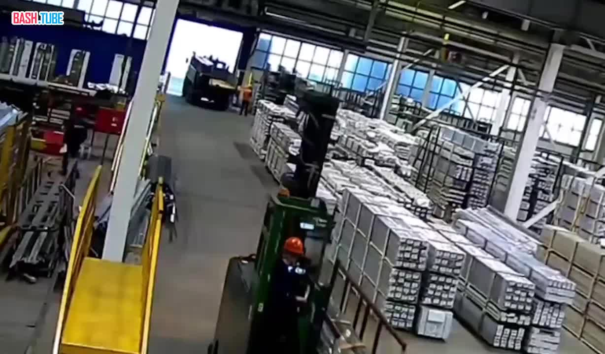 ⁣ В Свердловской области рабочий переехал кладовщицу, когда перевозил груз со склада в другой цех