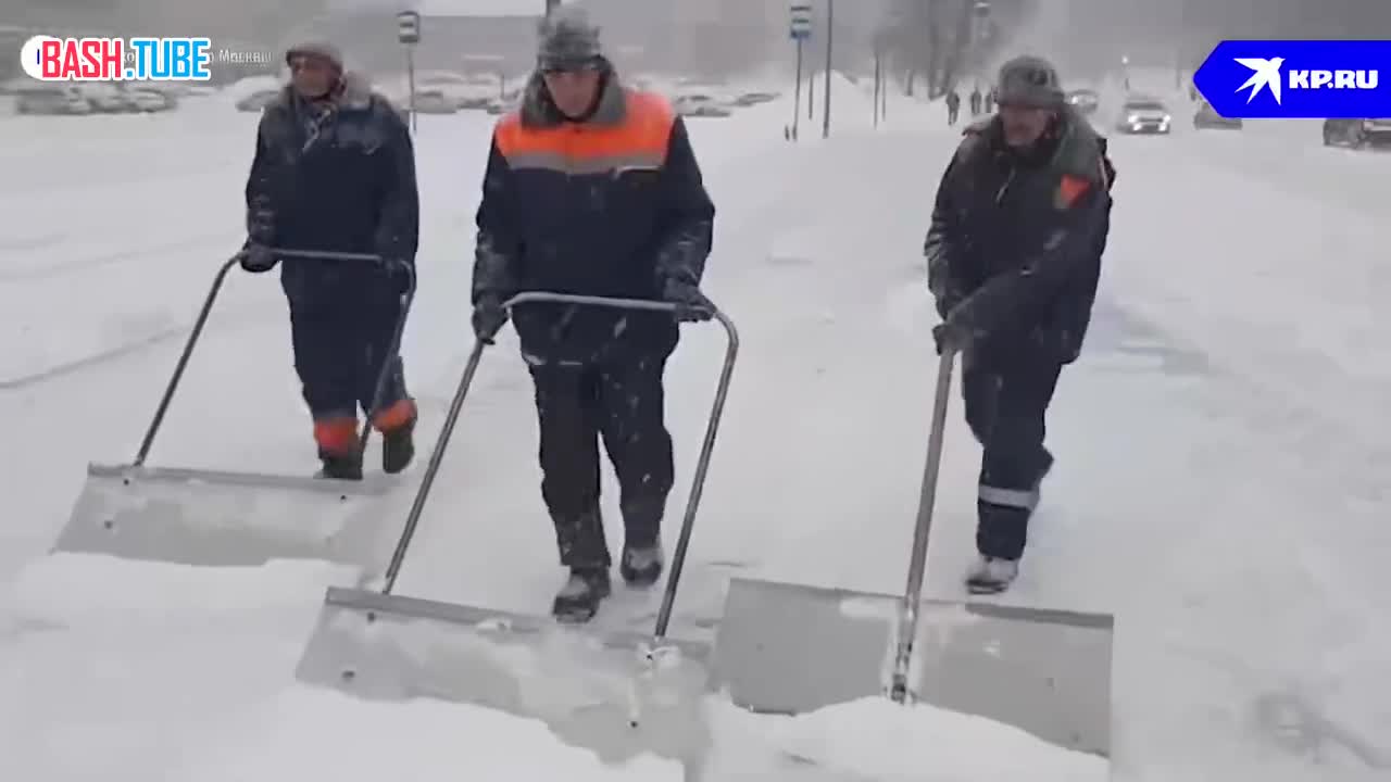 ⁣ Москву засыпает снегом