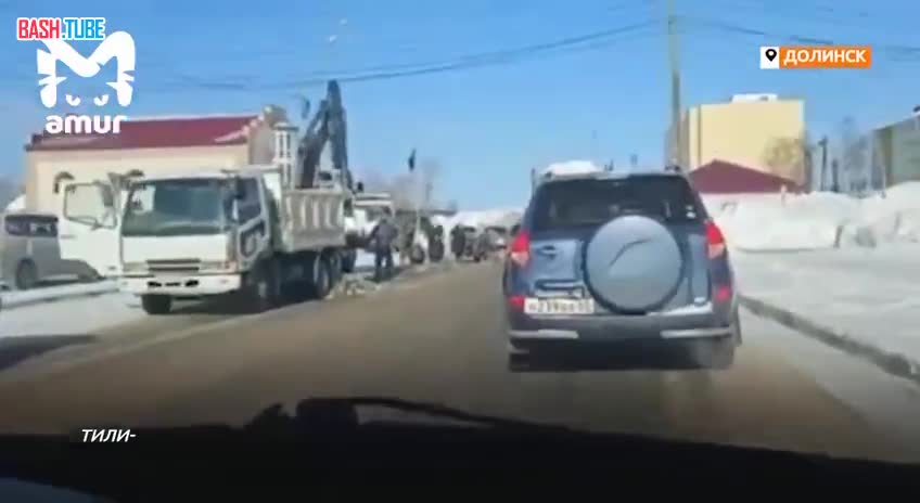 ⁣ На Сахалине в центре Долинска из грузовика выпала навага