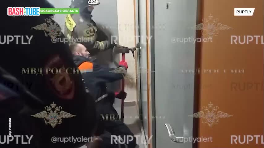  Сотрудники МЧС РФ вместе полицейскими спасли от голодной смерти запертого в квартире спаниеля