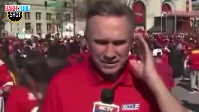⁣ Звуки стрельбы и паника в прямом эфире местного телеканала во время праздничного шествия в американском Канзас-Сити