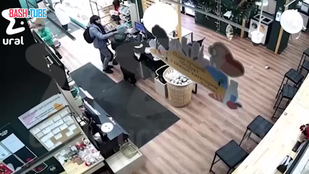 ⁣ В Екатеринбурге мужчина ударил посетительницу магазина за то, что та отказалась купить ему кофе