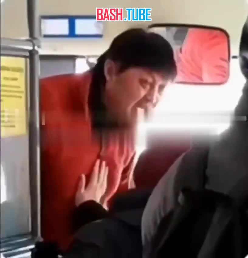⁣ В Самаре неадекватный мигрант-водитель кричал на пенсионерку в автобусе