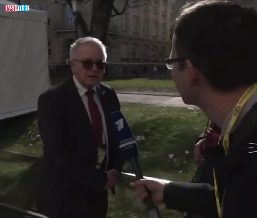 ⁣ В Германии евродепутат стал кричать «Слава Украине», что услышал наш журналист и попросил повторить