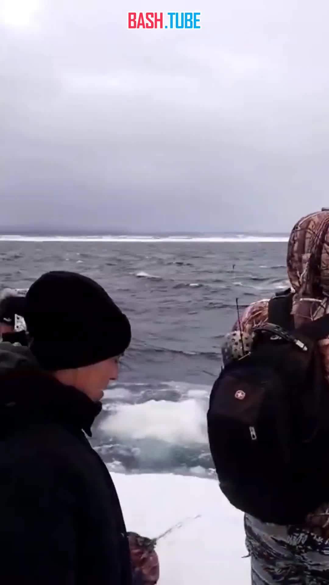 ⁣ В Сахалинской области рыбаков уносит на льдине в открытое море