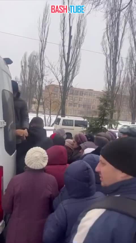 ⁣ Полтава, местные жители стоят в огромных очередях за бесплатным хлебом