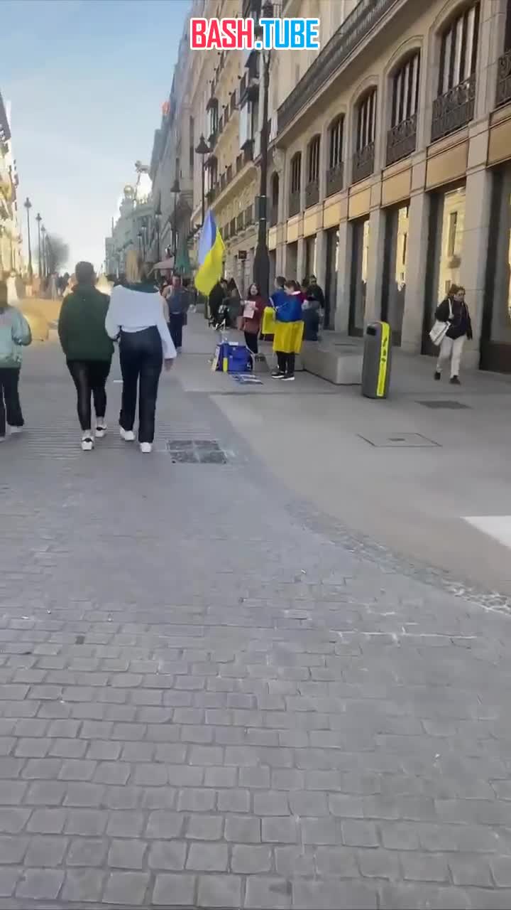 ⁣ Украинцы попрошайничают на улицах Испании