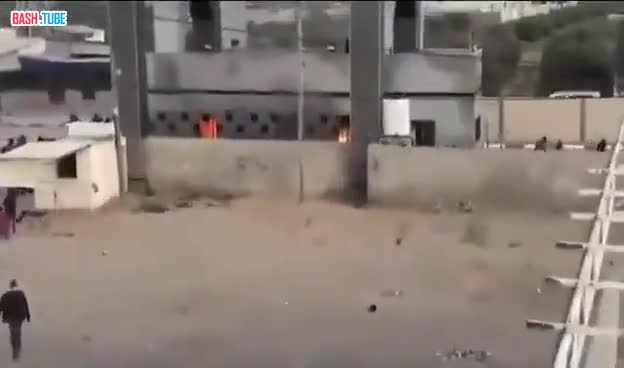 ⁣ Пожар вспыхнул на палестинской стороне КПП Рафах, на границе между Египтом и сектором Газа