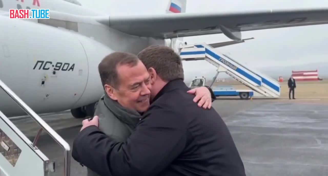 ⁣ Медведев прилетел в Грозный, где его в аэропорту встретил Рамзан Ахматович Кадыров