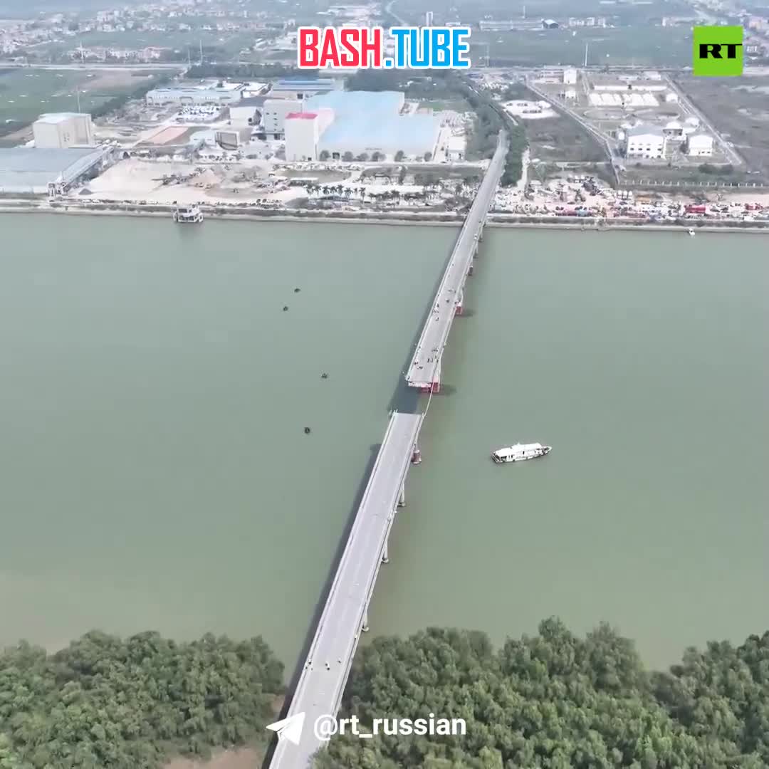 ⁣ Зияющая дыра посреди моста, в который врезался контейнеровоз: последствия аварии в китайском Гуанчжоу