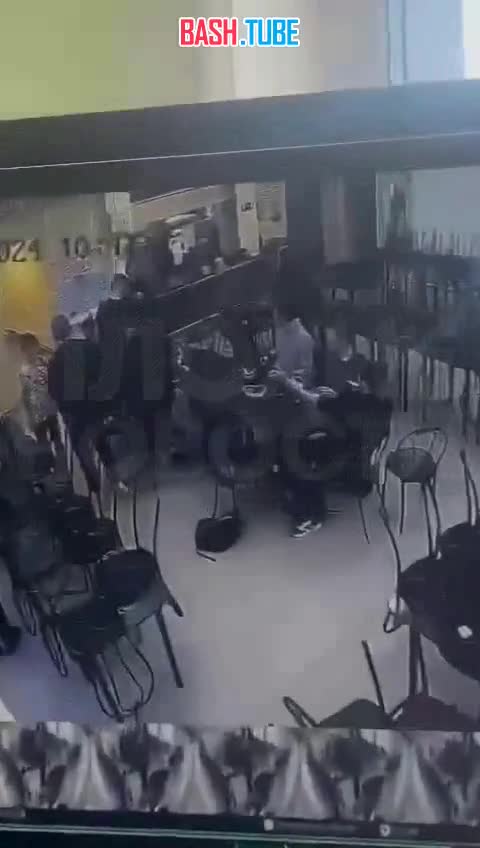⁣ В Якутии парень бросил девушку головой в пол из-за того, что она облила его компотом