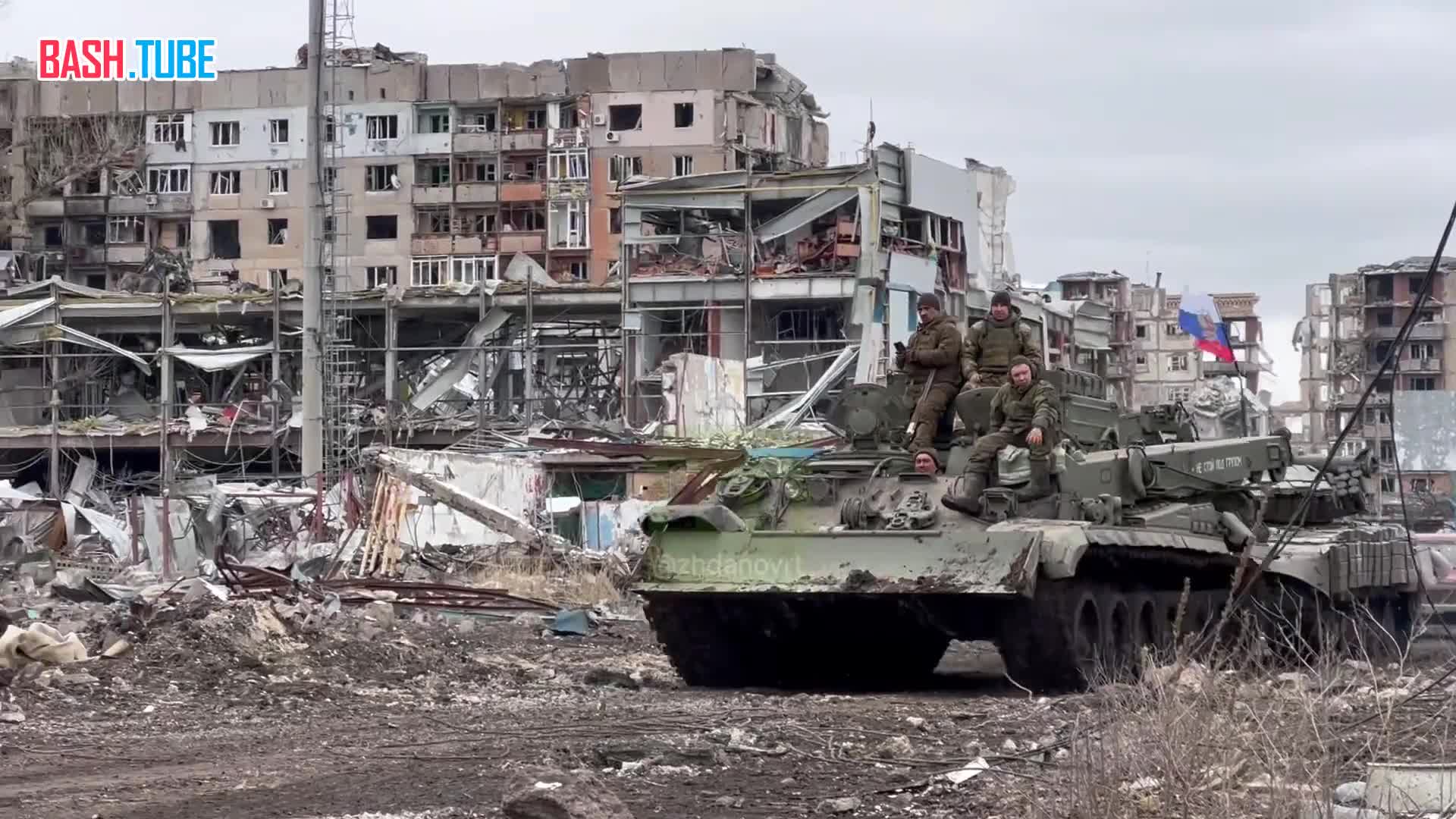 ⁣ Бойцы РФ увозят трофейные танки ВСУ из Авдеевки
