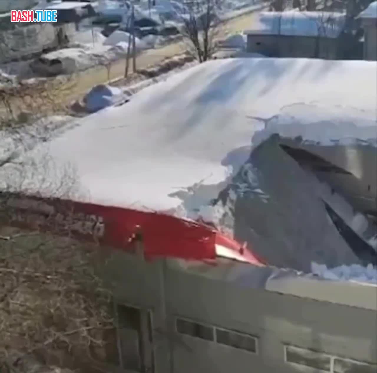⁣ В Подмосковной Старой Купавне из-за большого количества снега обрушилась крыша магазина