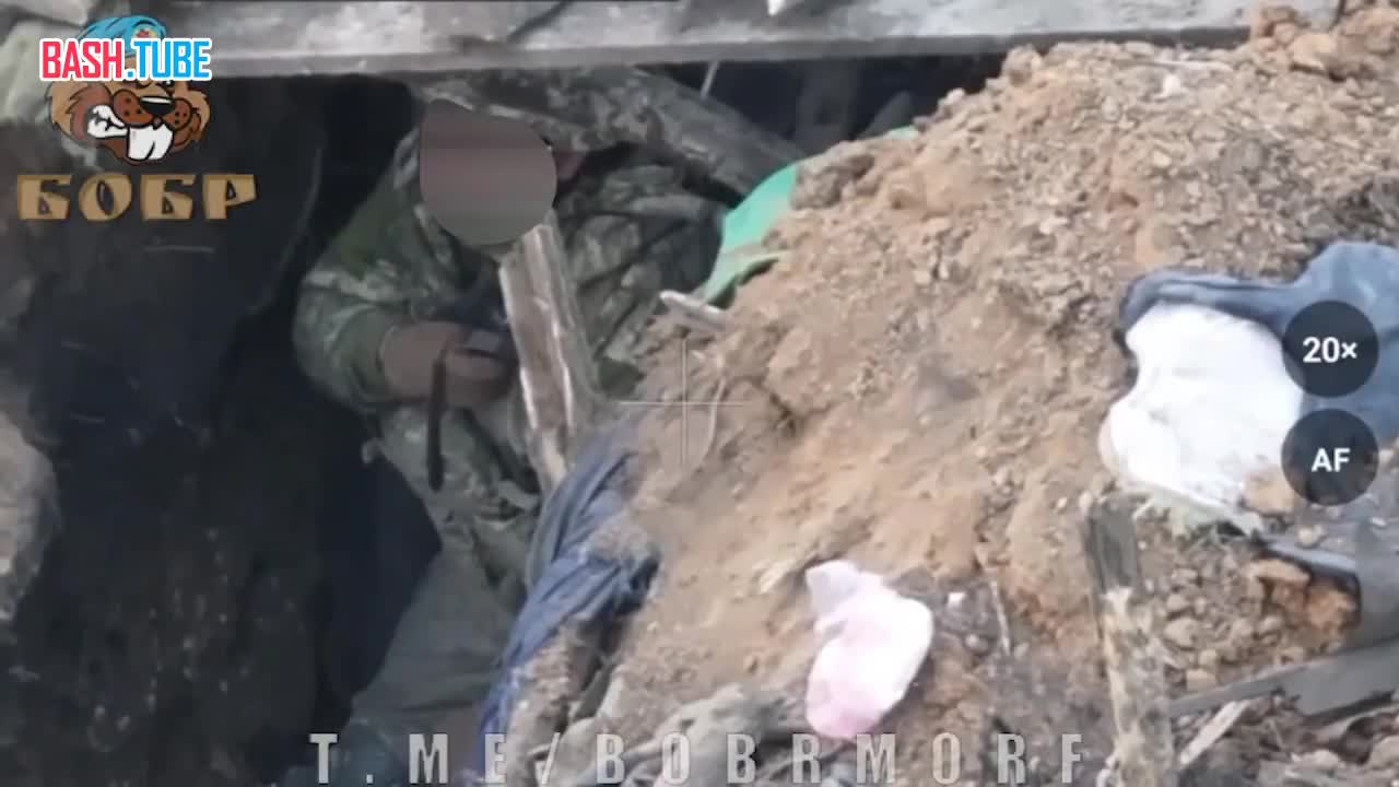 ⁣ Российский FPV-дрон-камикадзе в Запорожской области влетел точно в блиндаж, в котором прятался солдат ВСУ