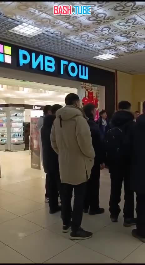 ⁣ В одном из торговых центров Якутска проходят флешмобы к 23 февраля