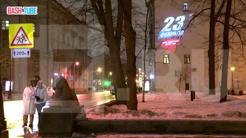  «С праздником!»: световые проекции озарили фасады зданий в Санкт-Петербурге