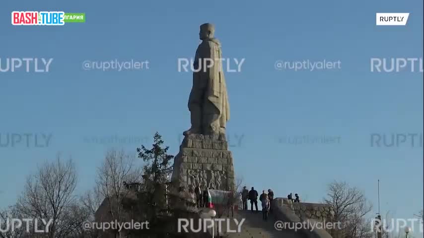 ⁣ Десятки людей вышли на митинг в болгарском Пловдиве, чтобы защитить от сноса советский памятник «Алеша»