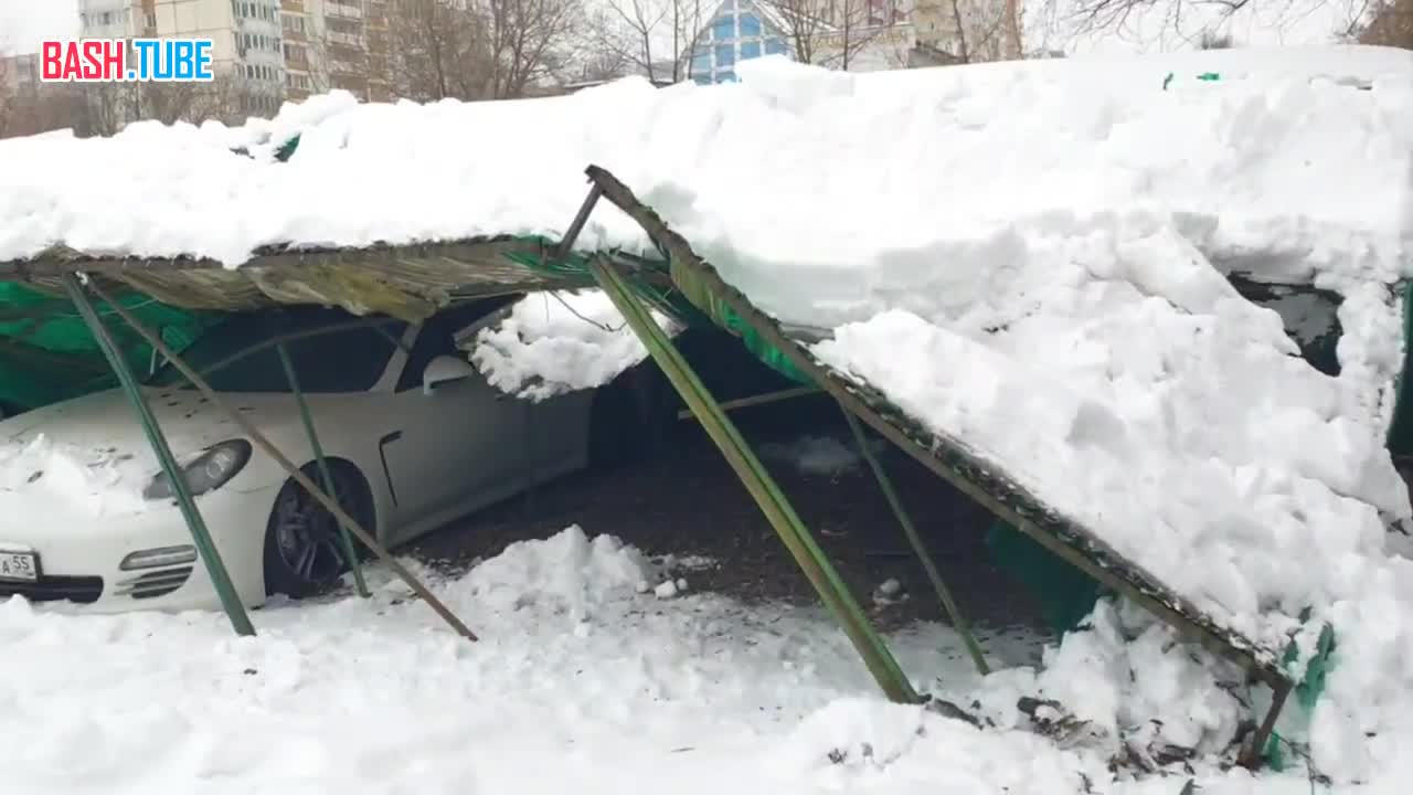 ⁣ Крыша парковки обрушилась на авто в Москве - как минимум 30 машин находятся под завалами