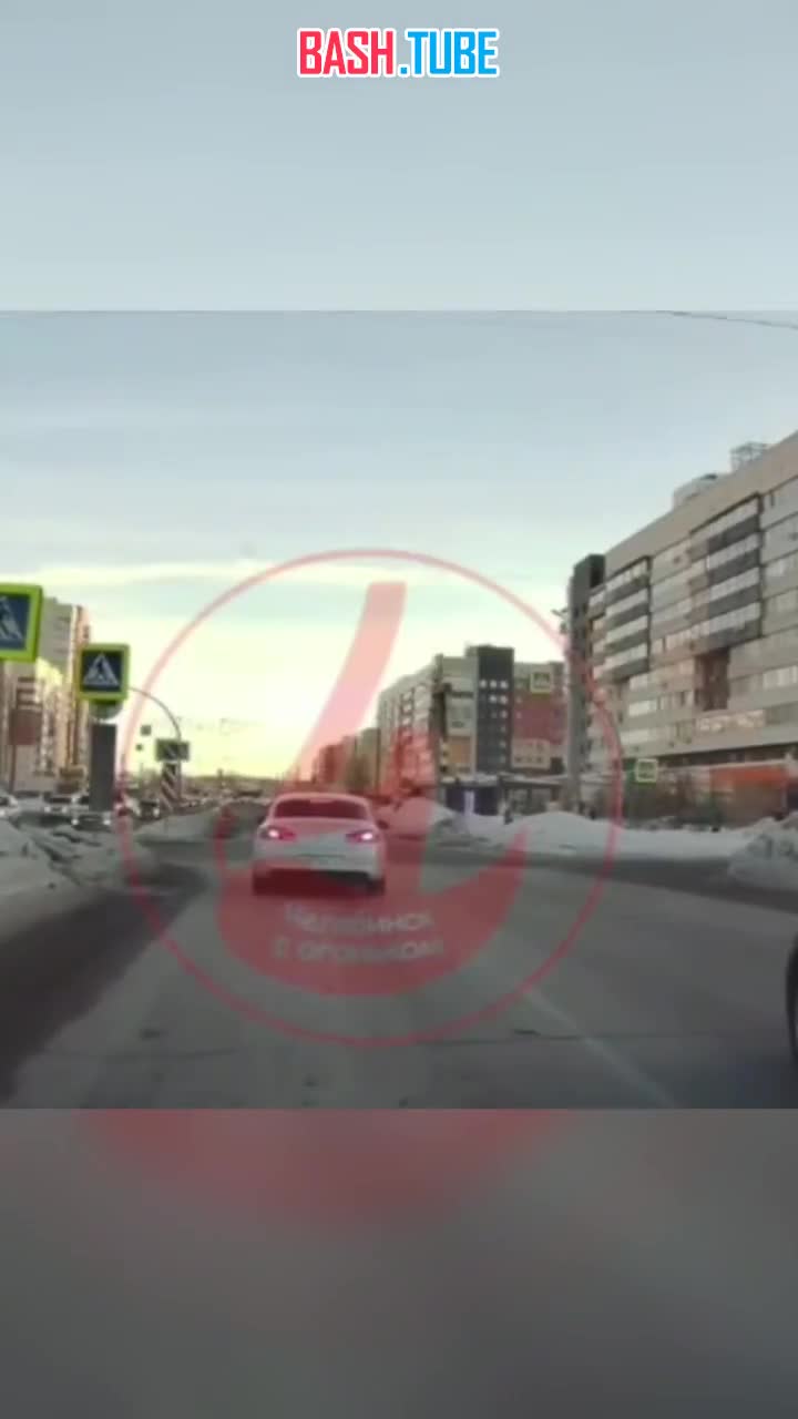 ⁣ В Челябинске произошло столкновение «буханки» и легкового автомобиля