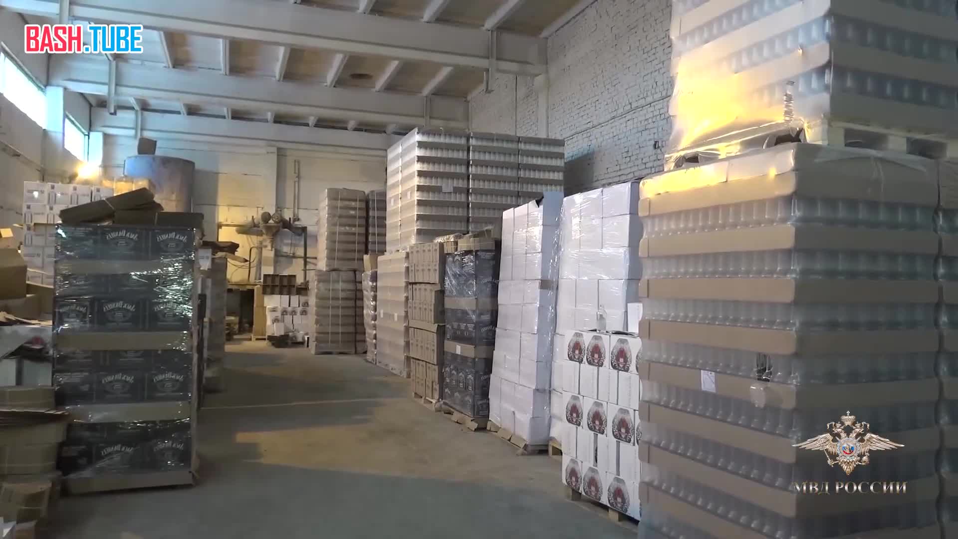 ⁣ Более 20 тысяч немаркированных бутылок алкоголя изъяли из подпольного цеха в Липецкой области