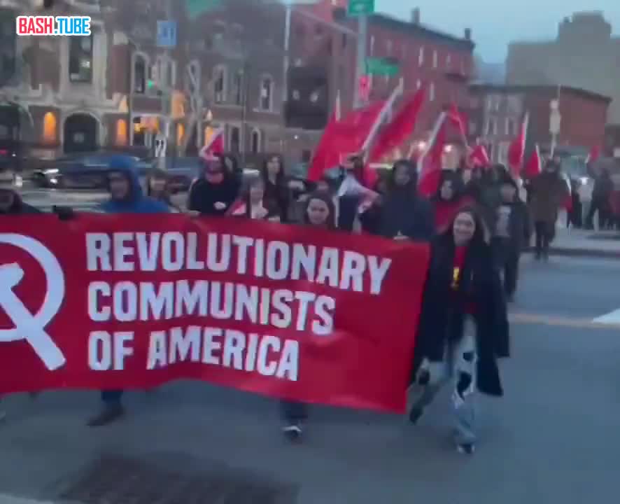  Американские коммунисты в Нью-Йорке объявили о создании партии и в честь этого вышли на митинг в Бруклине с красными флагами