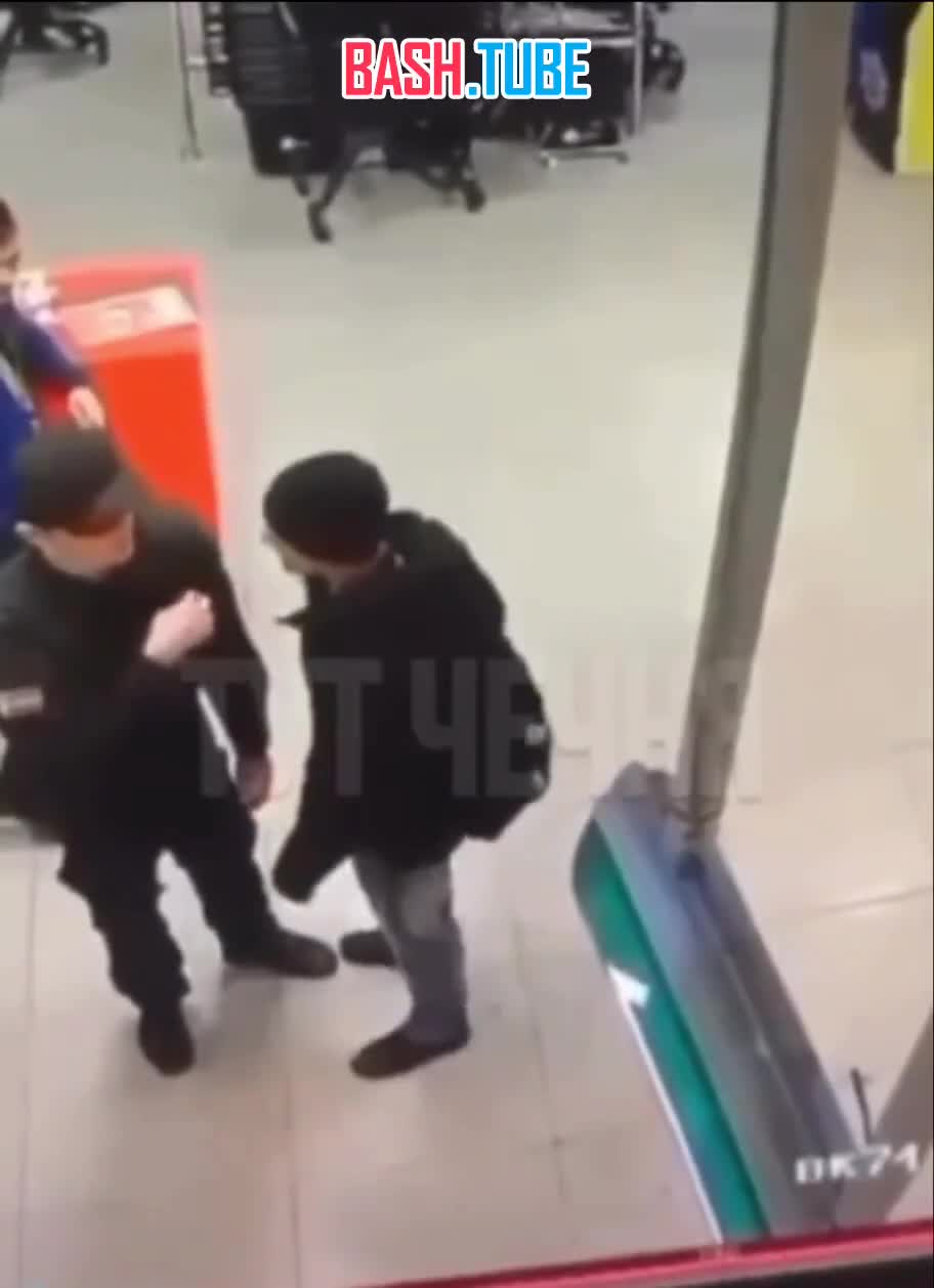  В Москве мужик что-то не поделил с охранником и напал на него
