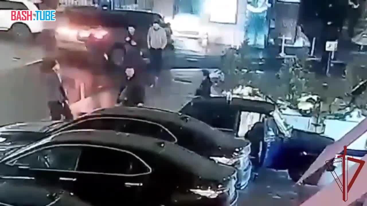 ⁣ Мужчина открыл стрельбу прямо в центре Москвы