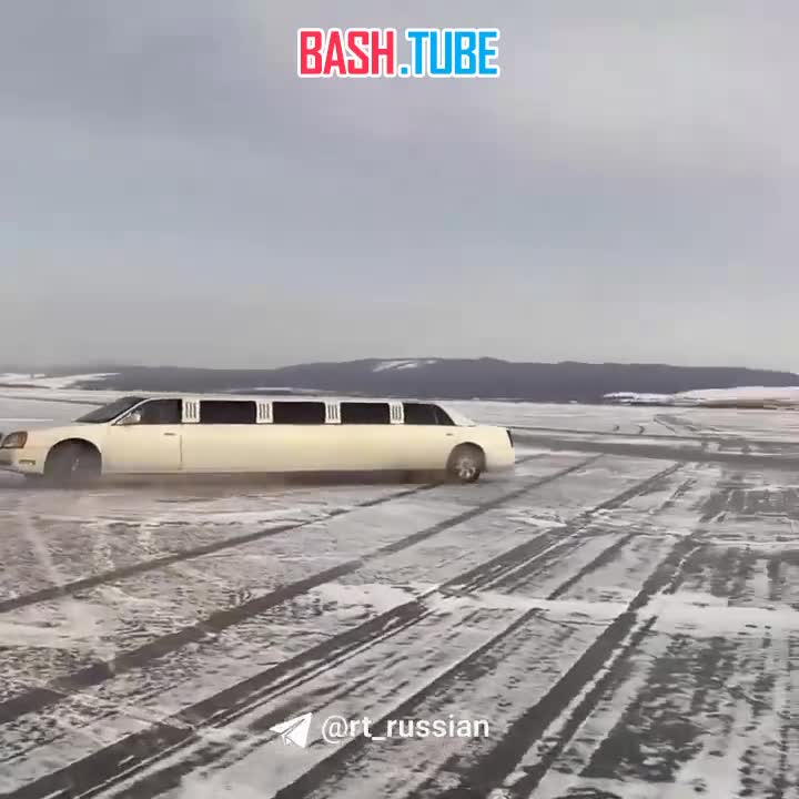  Экс-мэр Иркутска устроил дрифт на лимузине по льду Байкала