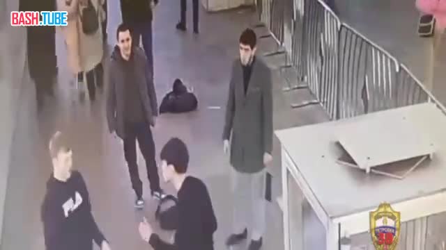 ⁣ Два молодых человека подрались в переходе на «Баррикадную» в московском метро