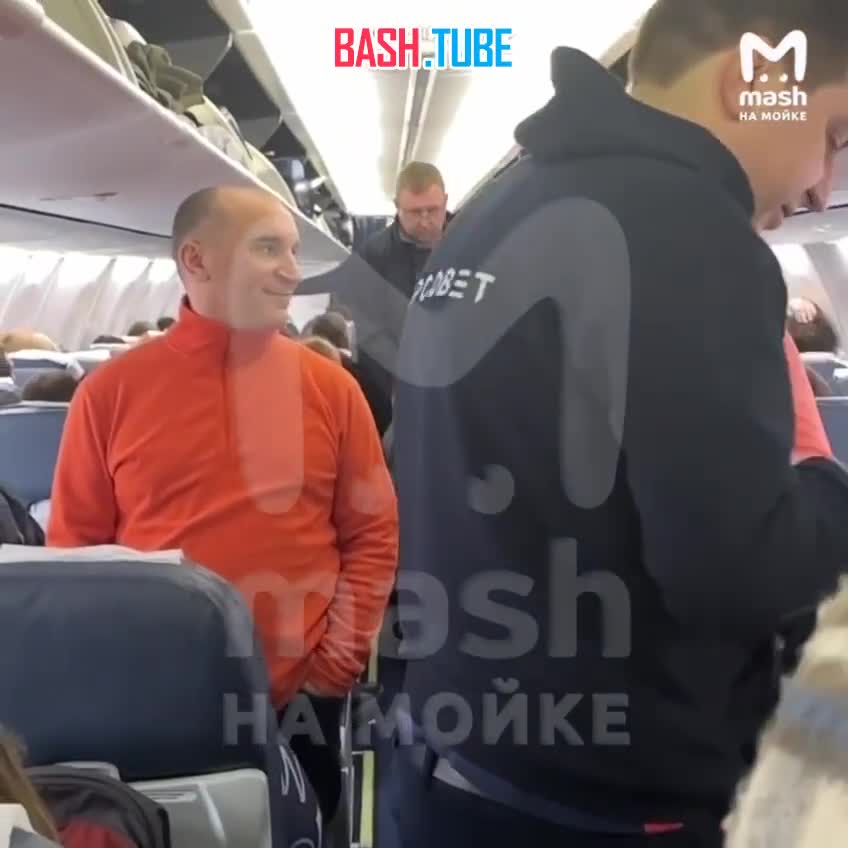 ⁣ Самолет рейса Петербург-Сочи экстренно вернули в Пулково после взлёта